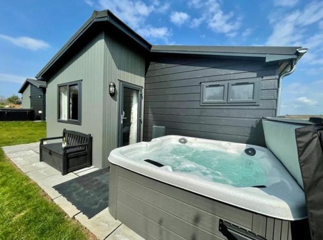 *Luxury Holiday Home With Hot Tub Close To Beach* Penally Dış mekan fotoğraf
