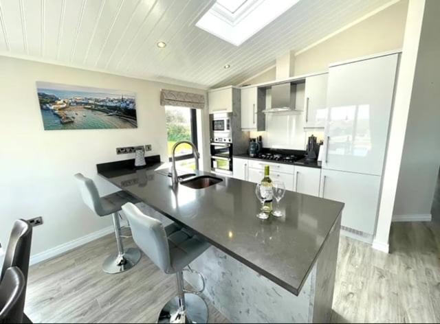 *Luxury Holiday Home With Hot Tub Close To Beach* Penally Dış mekan fotoğraf