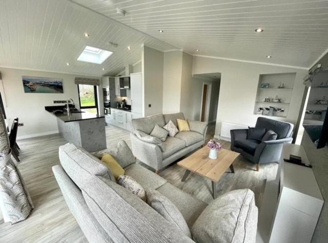 *Luxury Holiday Home With Hot Tub Close To Beach* Penally Dış mekan fotoğraf
