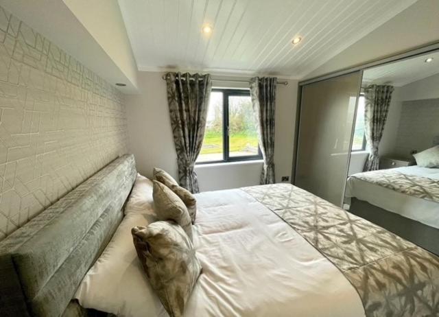 *Luxury Holiday Home With Hot Tub Close To Beach* Penally Dış mekan fotoğraf