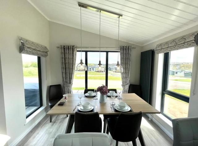 *Luxury Holiday Home With Hot Tub Close To Beach* Penally Dış mekan fotoğraf