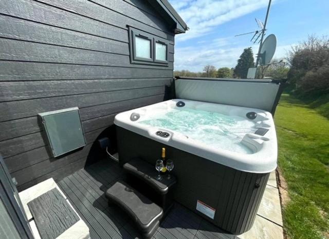 *Luxury Holiday Home With Hot Tub Close To Beach* Penally Dış mekan fotoğraf