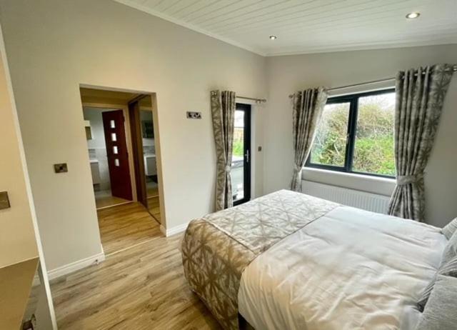 *Luxury Holiday Home With Hot Tub Close To Beach* Penally Dış mekan fotoğraf